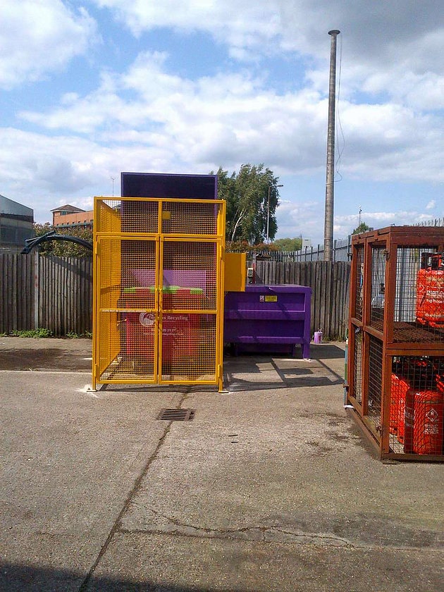 Static Compactor with Cage and bin lift